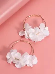 Aretes tipo aro con decoración de flores para San Valentín