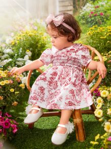 嬰兒花卉圖案和房屋印花泡泡袖洋裝