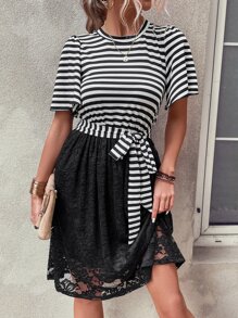 SHEIN Clasi 條紋圖案蕾絲拼接繫腰帶連衣裙 - 黑與白 - 查看 3