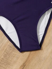 Conjunto de bikini con estampado tropical, recortes y ribete de volantes para niña preadolescente, ideal para la playa de verano - Azul Marino - Ver 4