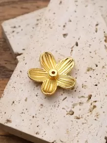 A Mini Golden Petal Incense Holder, An Iron Cherry Blossom Candle Holder, A Mini Desktop Incense Burner Ornament Gifts Birthday Graduation
