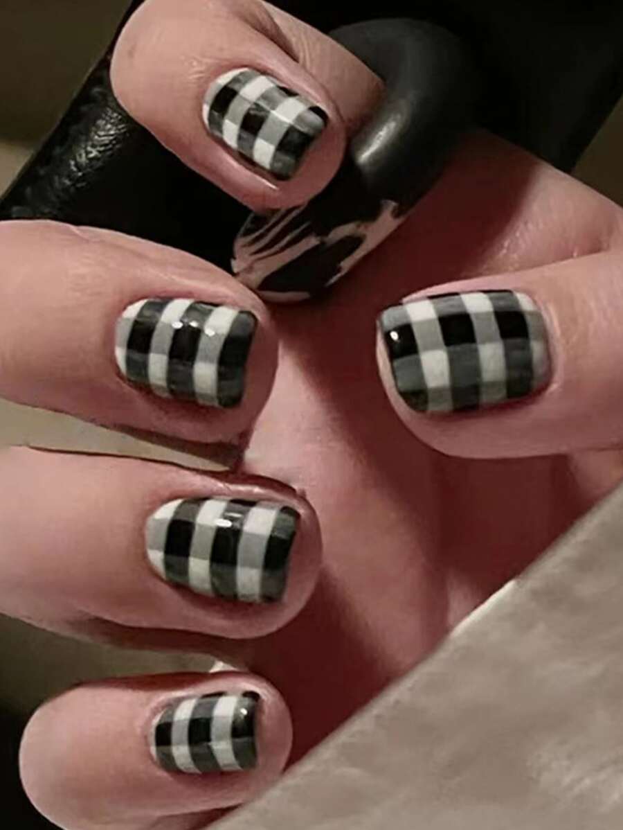 Transform Your Nails with 24pcs Short Square Black And White Plaid Pattern Fake Nail & 1pc Nail File & 1sheet Tape - Multicolor - View 1