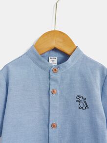 SHEIN 簡約卡通圖案袖扣裝飾編織立領大學風襯衫（適合年輕男孩）