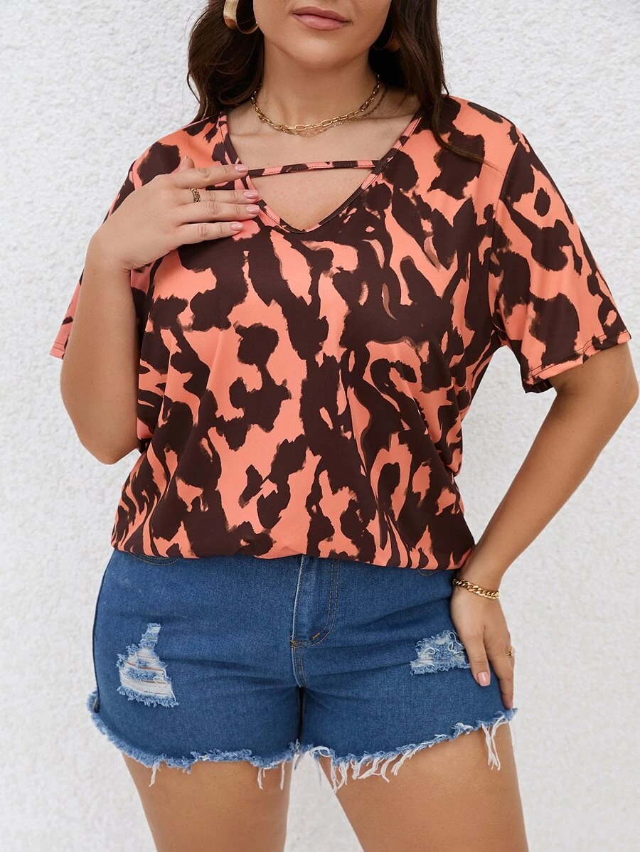 SHEIN LUNE 大碼滿版印花前鏤空T恤 - 彩色 - 查看 1