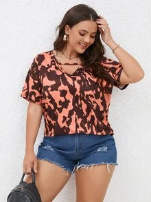 SHEIN LUNE 大碼滿版印花前鏤空T恤 - 彩色 - 查看 5