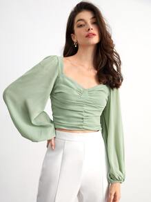 BizChic 雞心領口褶邊燈籠袖短款襯衫