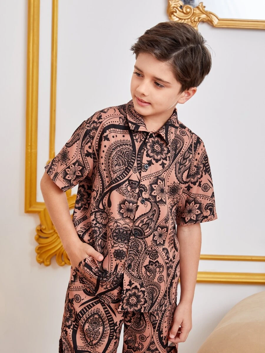 SHEIN Tween Boy 休閒印花短袖針織襯衫，帶翻領和鈕扣前