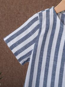 SHEIN 小男童條紋圖案袋鼠口袋T恤和短褲 - 藍白色 - 查看 4