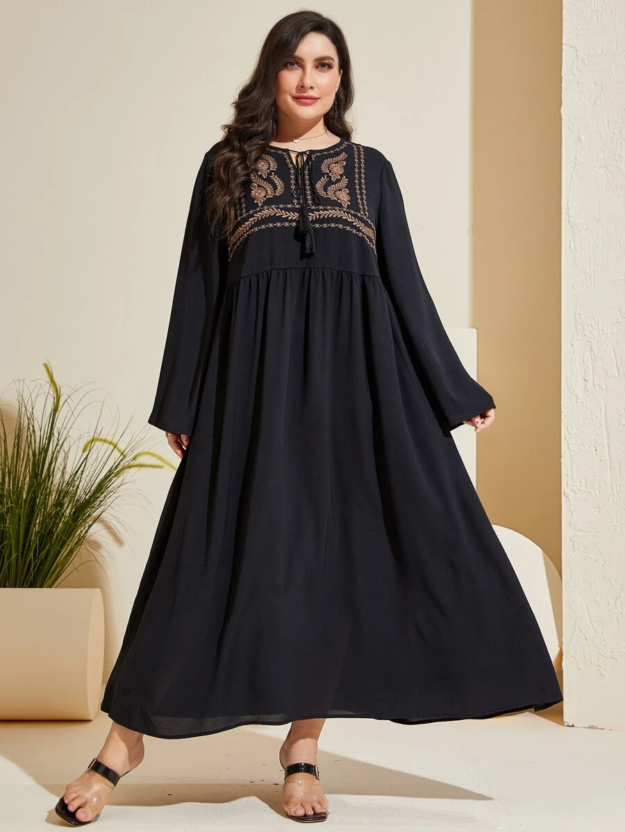 Al Najma 大碼刺繡細節流蘇繫帶領娃娃裙 - 黑色 - 查看 1