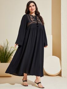 Al Najma 大碼刺繡細節流蘇繫帶領娃娃裙 - 黑色 - 查看 3