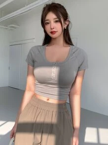 DAZY Nút Nửa Tay Raglan Áo phông Crop - Xám - Xem 4