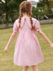 Teenager Mädchen Gesmoktes Kleid mit Peter Pan Kragen und Puffärmeln