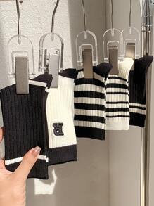 5 par brevbroderade randiga strumpor