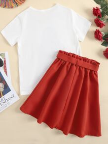 青少女圖形t卹和紙袋腰帶裙