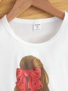 青少女圖形t卹和紙袋腰帶裙