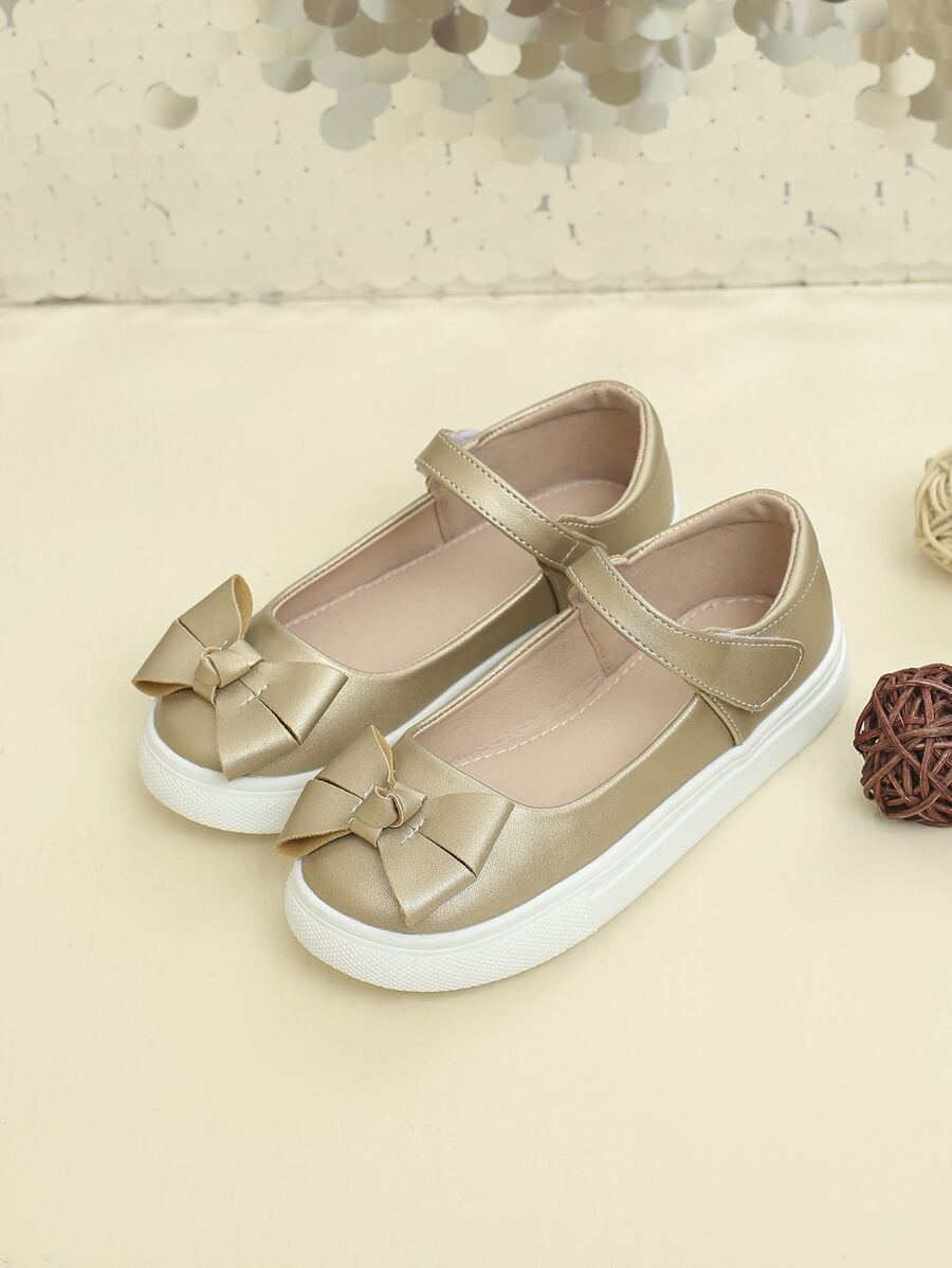 運動板鞋適用於女孩金屬質感蝴蝶結裝飾踝帶運動鞋