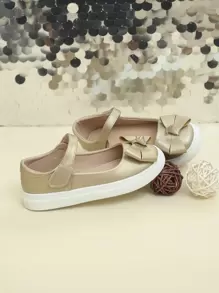 運動板鞋適用於女孩金屬質感蝴蝶結裝飾踝帶運動鞋