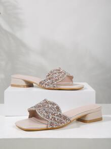 女士时尚低跟凉鞋，配有闪亮的金属链和水钻装饰，露趾，舒适的方头粗跟一脚蹬凉鞋，适合夏季、派对、日常穿着 - 杏色 - 查看 1