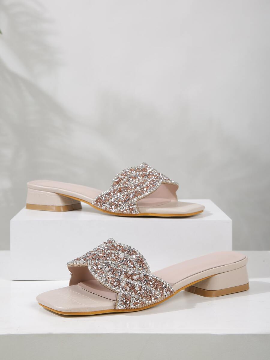 女士时尚低跟凉鞋，配有闪亮的金属链和水钻装饰，露趾，舒适的方头粗跟一脚蹬凉鞋，适合夏季、派对、日常穿着 - 杏色 - 查看 1