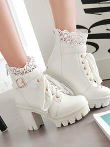 女性蕾絲和搭扣裝飾前繫帶帶扣細節粗跟時尚靴子
