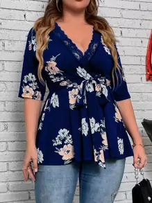SHEIN Clasi Große Größe Floraler Muster Spitzenbesatz Gürtel T-Shirt Grafik T-Shirts Damen Oberteile