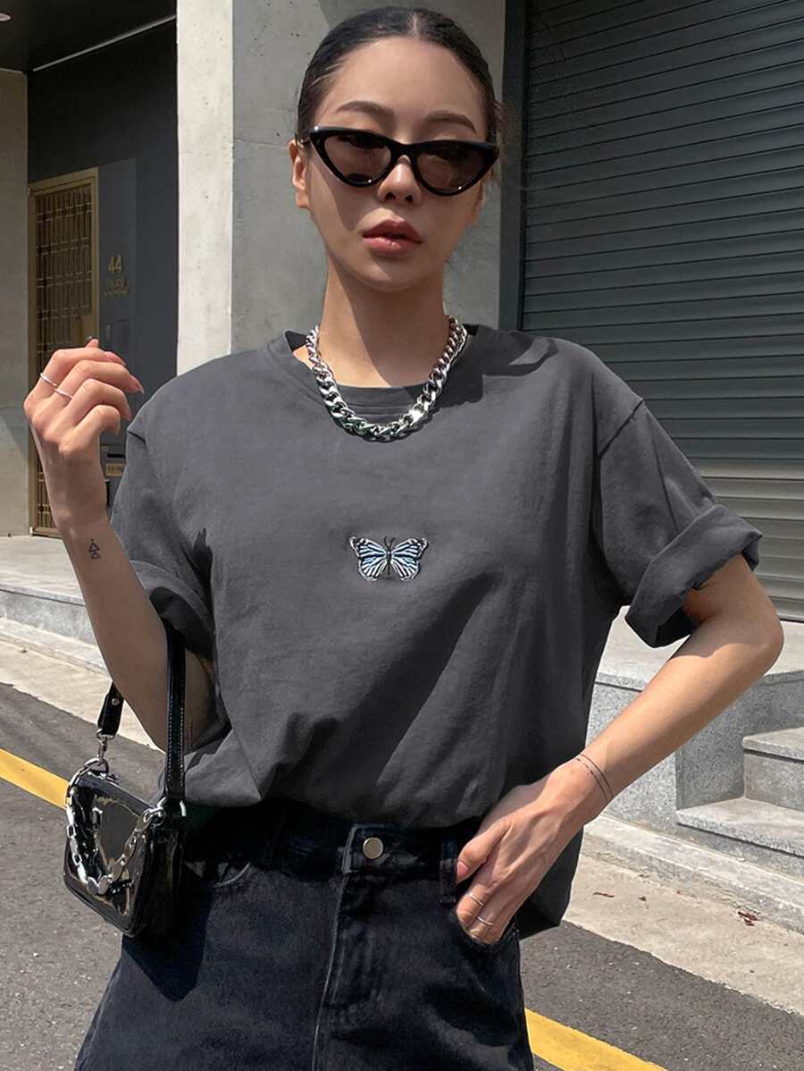 DAZY 蝴蝶貼布落肩T恤 - 灰色 - 查看 1