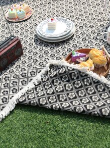 1pc Black & White Small Cherry Blossom Woven Picnic Mat
