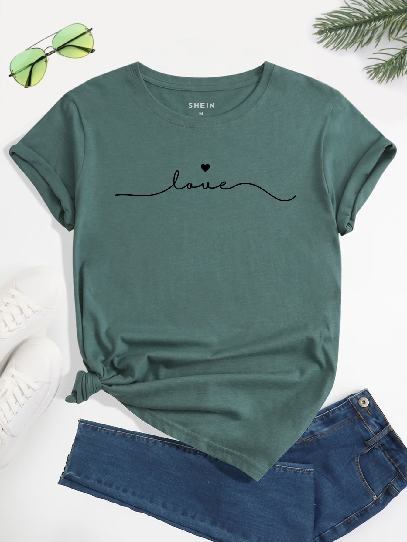 SHEIN Essnce Camiseta con estampado de letra y corazón - Verde Oscuro - Ver 1