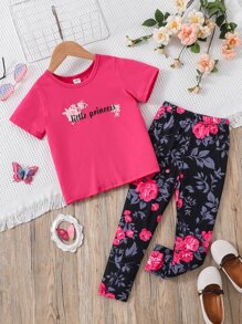 年輕的女孩花卉及字母圖形t恤和緊身褲