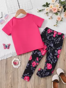 年輕的女孩花卉及字母圖形t恤和緊身褲