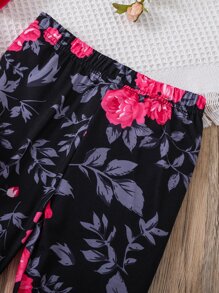 年輕的女孩花卉及字母圖形t恤和緊身褲