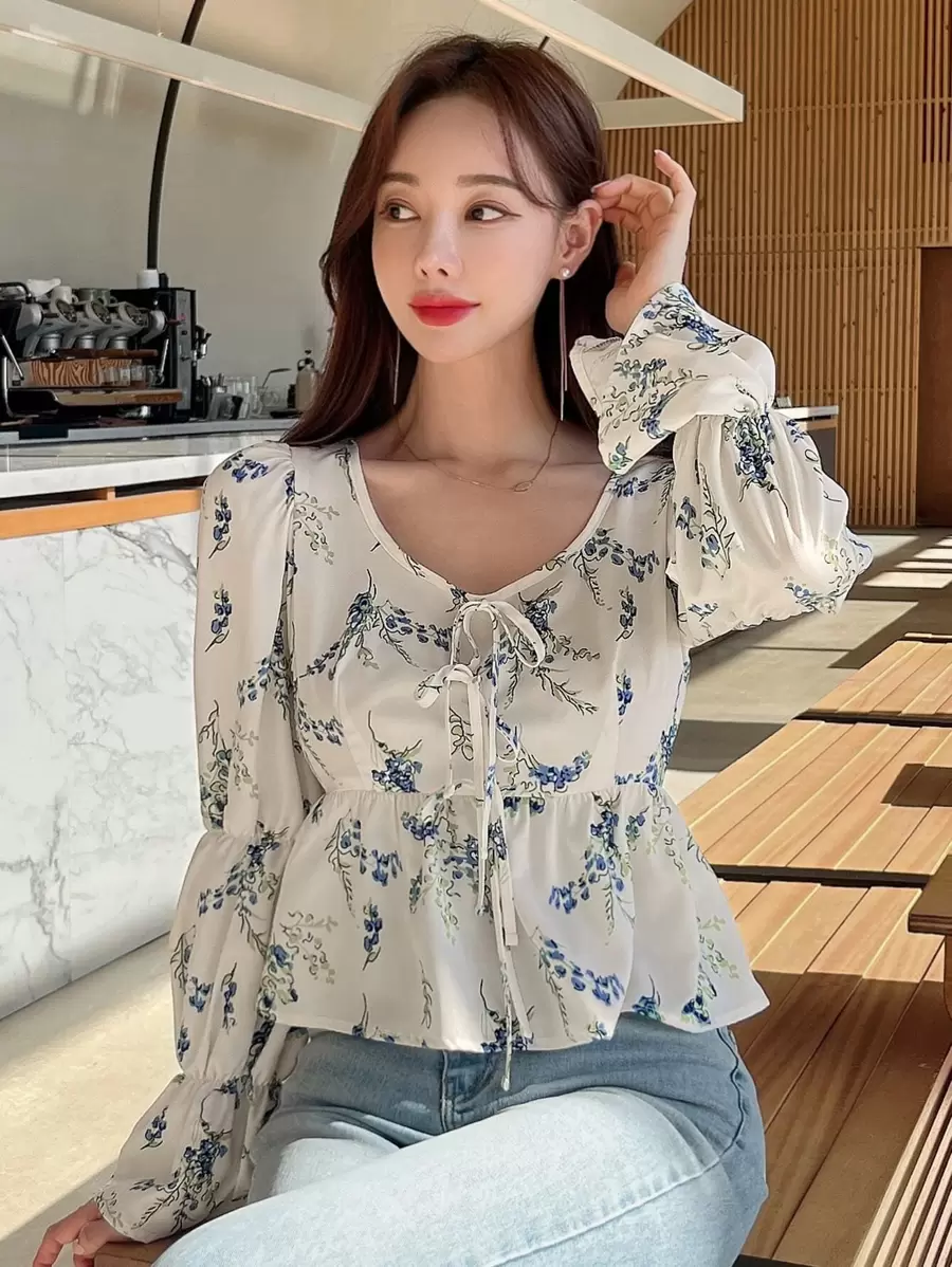 DAZY 花卉印花前結綁帶袖荷葉邊上衣 - 米色 - 查看 1