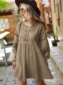 SHEIN LUNE 花卉刺繡娃娃裙 - 卡其色 - 查看 3