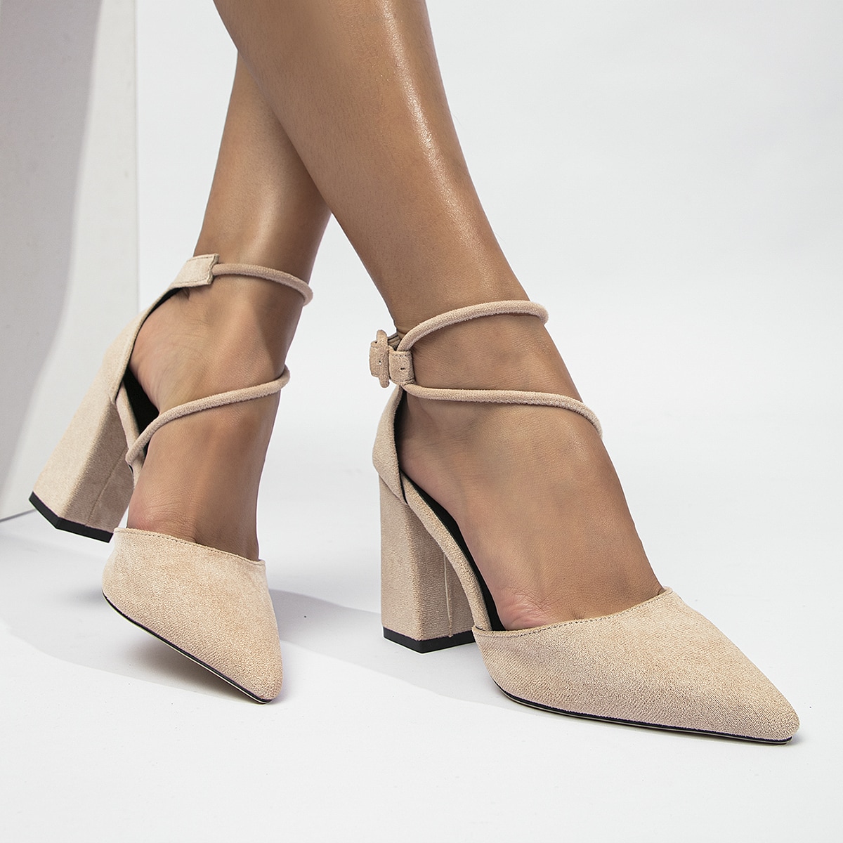 Tacones altos dorados con punta puntiaguda, cómodos y antideslizantes, con correa de tobillo y diseño calado, para mujer. Elegantes y apropiados par