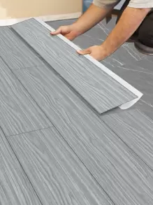 1 pieza Adhesivo de piso de PVC resistente al agua y antideslizante, con patrón de madera moderna, baldosa autoadhesiva para el hogar, adhesivos, vinilos decorativos para paredes, artículos de decoración de primavera para refrescar tu hogar, adhesivos de decoración Rama - Gris Claro - Ver 1