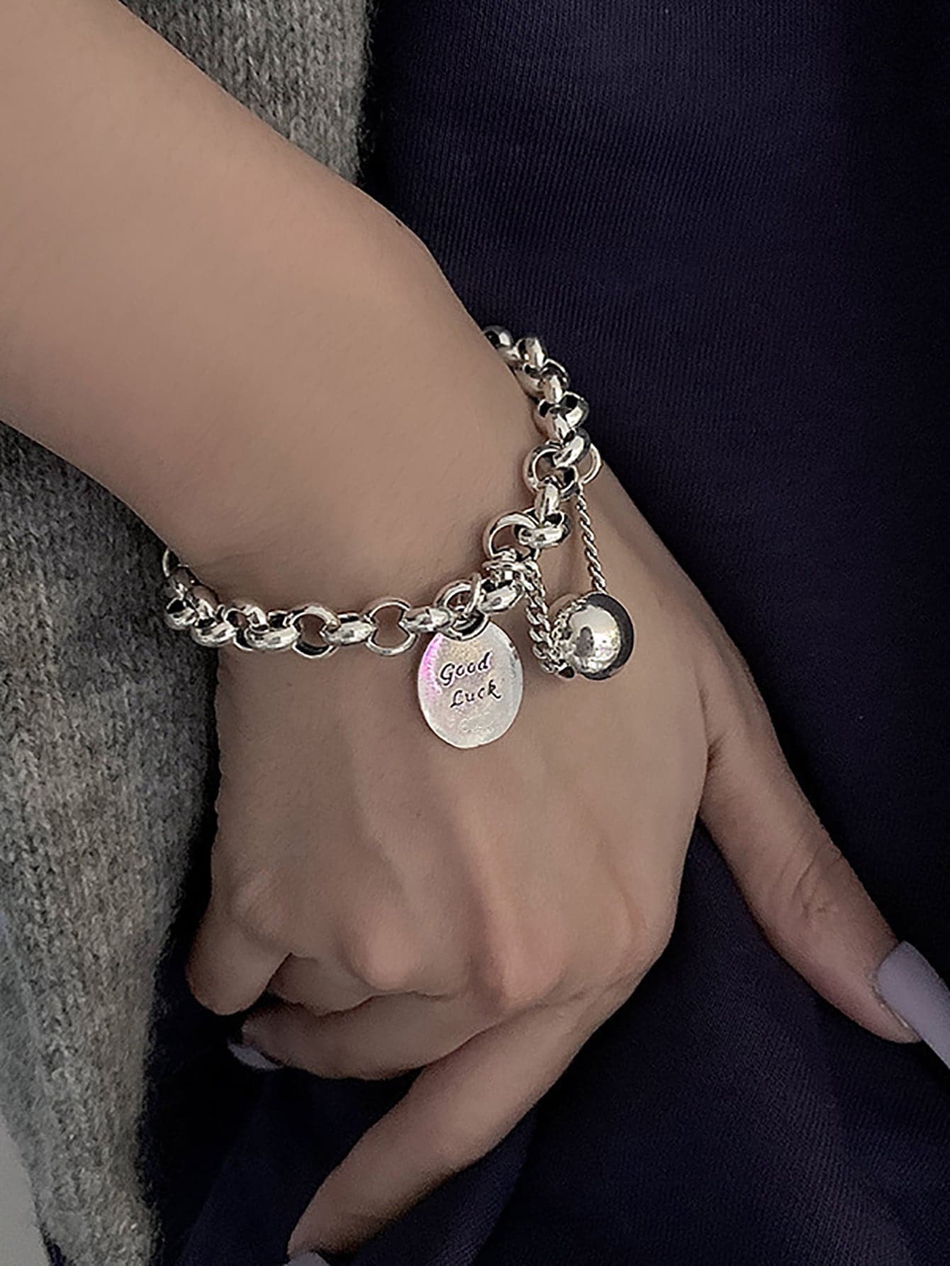 字母細節圓形吊飾手環 - 銀色 - 查看 1