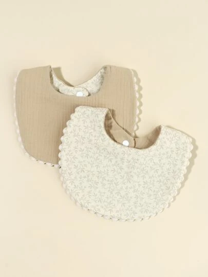 2pcs Baby Floral Pattern Scallop Trim Bib