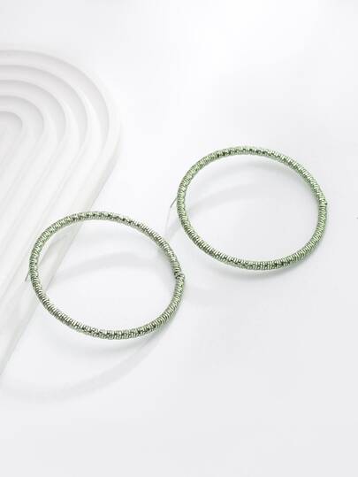 一对夸张的绿色春季圈形耳环，休闲、派对、日常佩戴皆宜，百搭