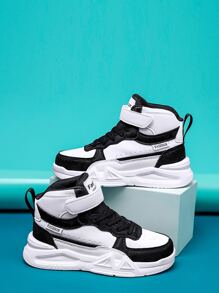 運動板鞋適用於男孩雙色字母貼飾前綁帶高幫運動鞋