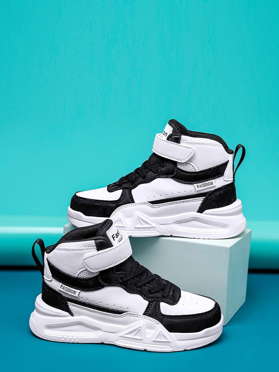 運動板鞋適用於男孩雙色字母貼飾前綁帶高幫運動鞋