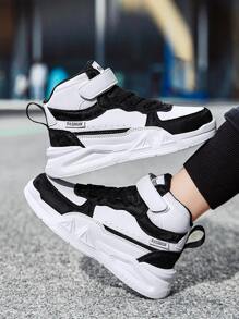 運動板鞋適用於男孩雙色字母貼飾前綁帶高幫運動鞋