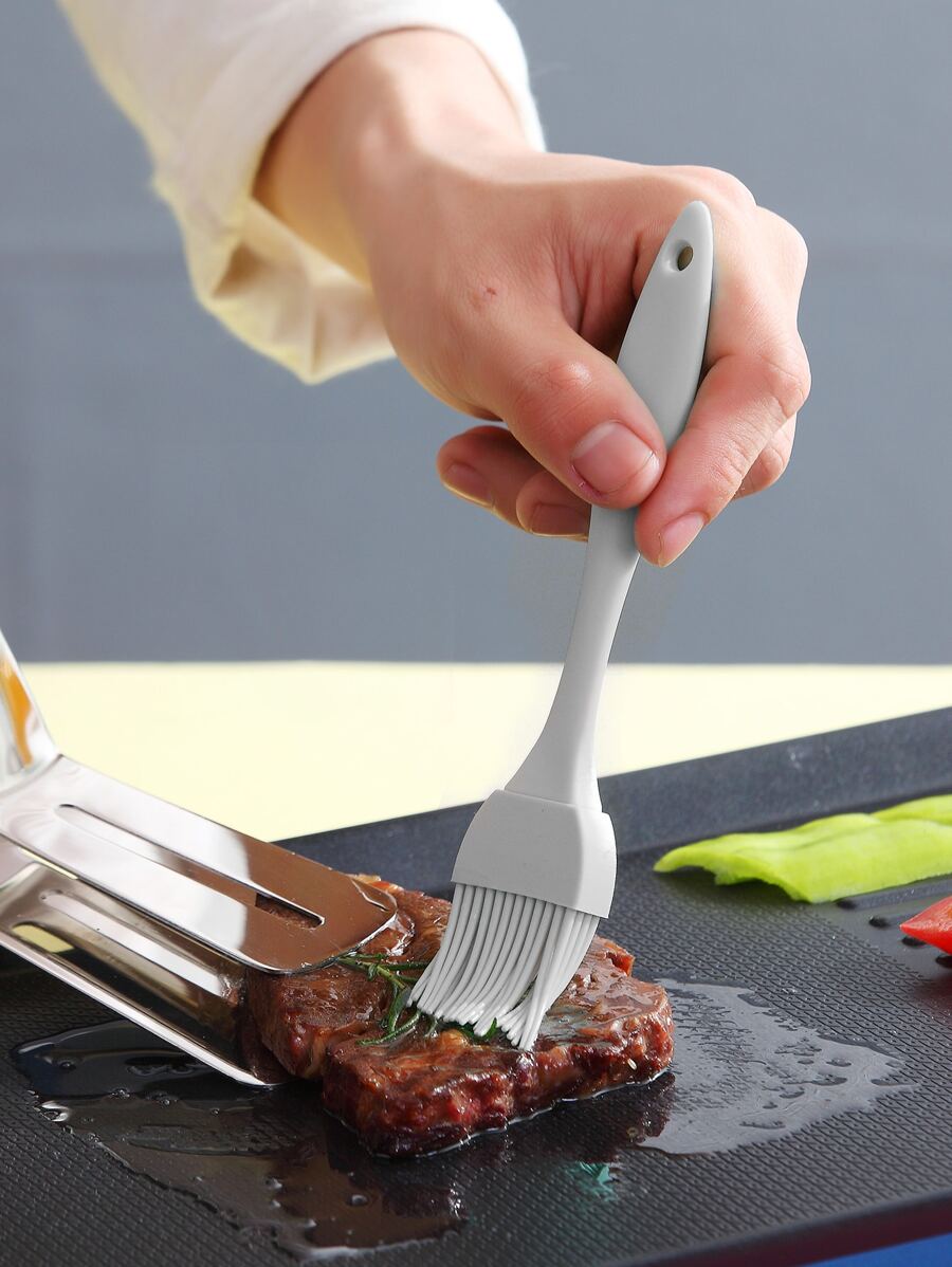 WORTHBUY 1pc Grey Oil Brush, Simple Silicone Plain Color Basting Oil Brush For Kitchen, Baking Tool - Grey - View 1