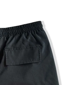 Manfinity LEGND Quần short nam dáng rộng có họa tiết vá lỗi có túi nắp bên hông dây rút eo màu đen trơn Quà tặng bạn trai - màu đen - Xem 3