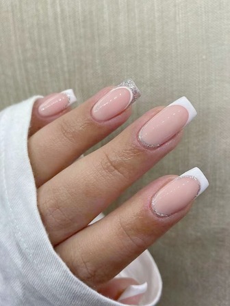 24 件长方形白色法式闪光细节假指甲、1 件指甲锉和 1 片胶带，立即提升您的外观，指甲用品