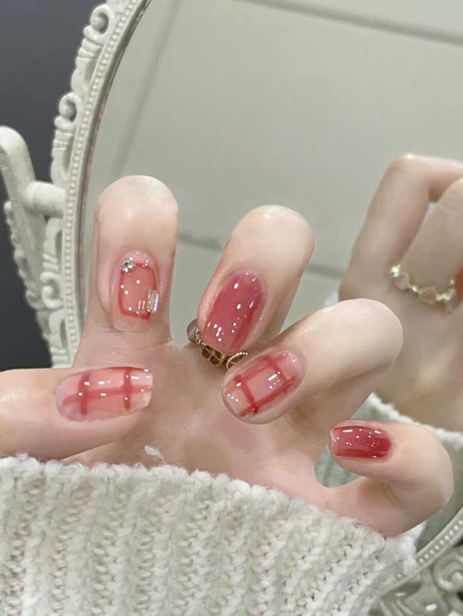 提升你風格帶24入組短方形粉色格紋水鑽假指甲和1入組指甲銼和1張膠帶 - 彩色 - 查看 1