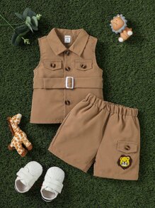 男嬰翻蓋細節襯衫和卡通獅子補丁貼短褲