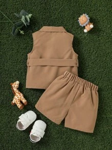 男嬰翻蓋細節襯衫和卡通獅子補丁貼短褲