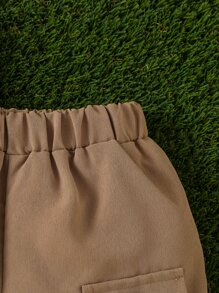 男嬰翻蓋細節襯衫和卡通獅子補丁貼短褲