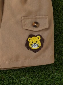 男嬰翻蓋細節襯衫和卡通獅子補丁貼短褲