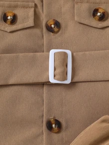 男嬰翻蓋細節襯衫和卡通獅子補丁貼短褲